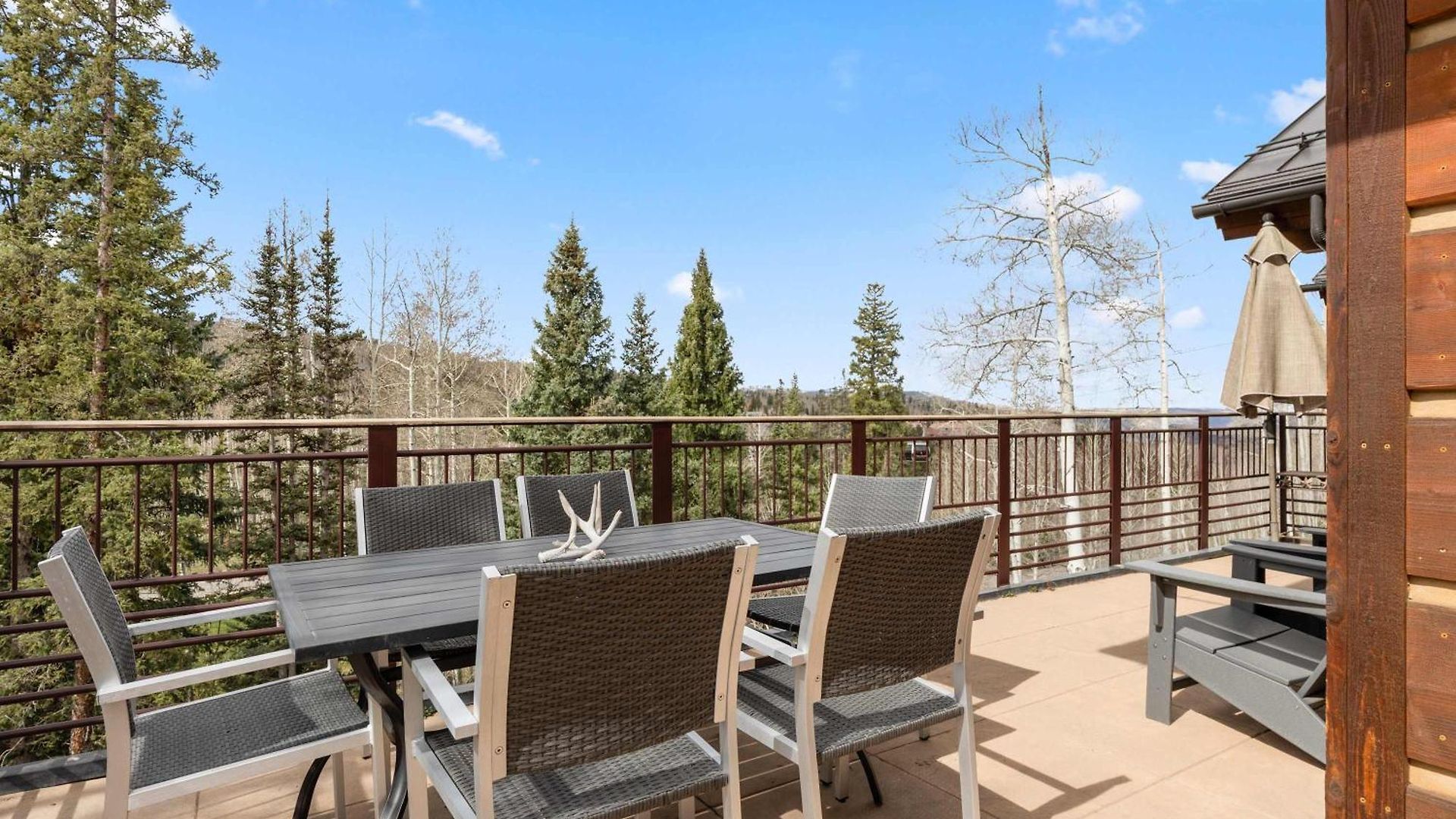 Mountain Village Retreat Hot Tub Ski-inout Holiday home