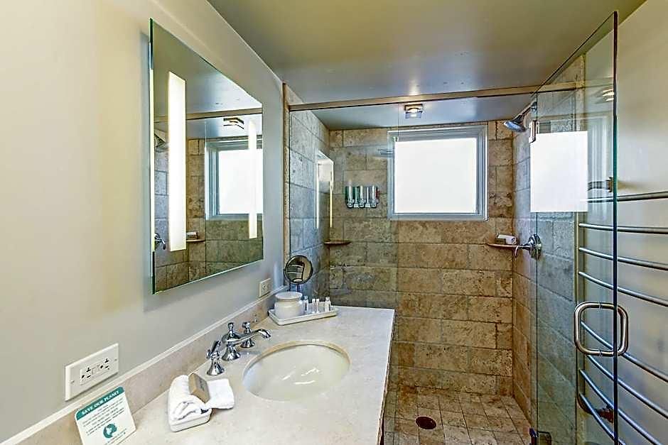 Columbia Hotel 4*