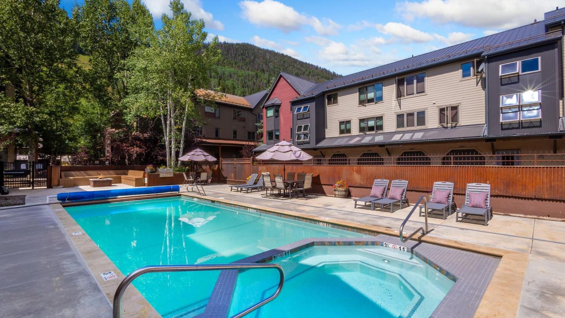 Chic Condo, Short Walk To Lift 7, Covered Parking