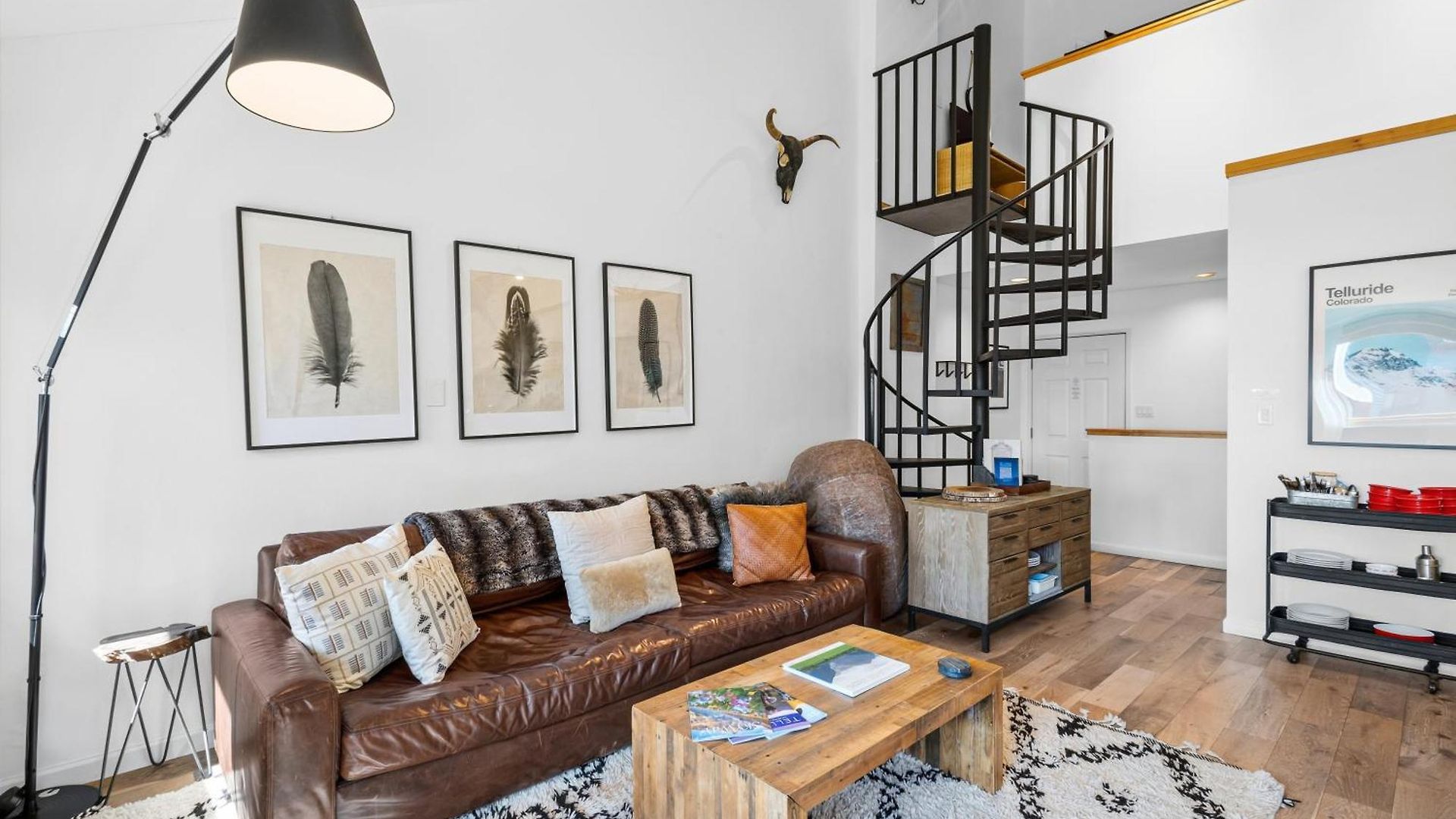 Apartment Chic Condo, Short Walk To Lift 7, Covered Parking