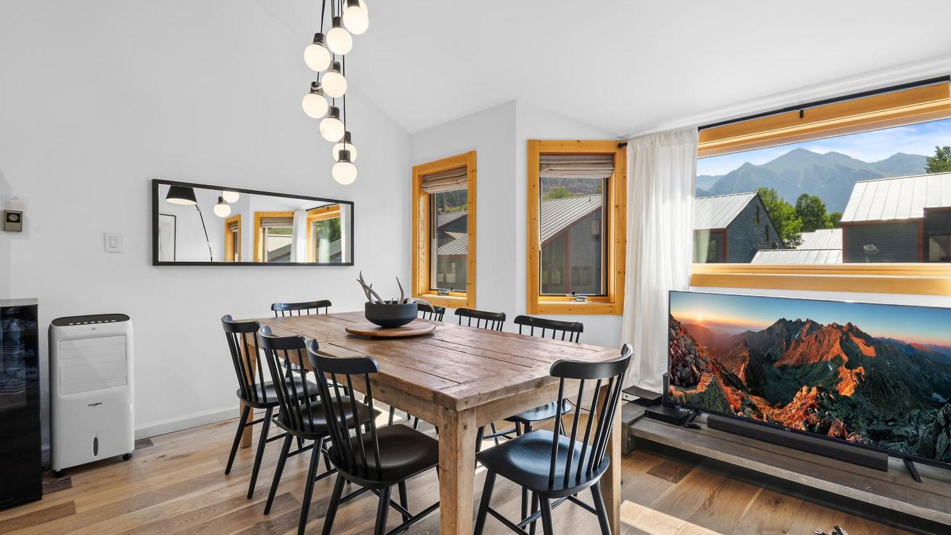 Chic Condo, Short Walk To Lift 7, Covered Parking