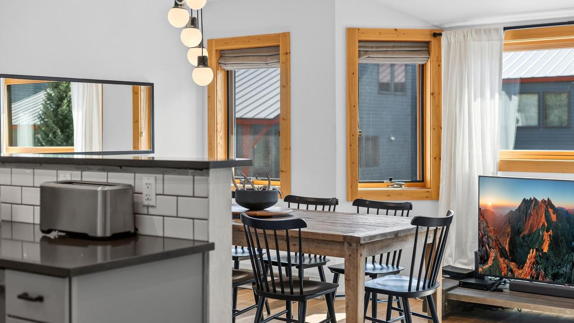 Chic Condo, Short Walk To Lift 7, Covered Parking