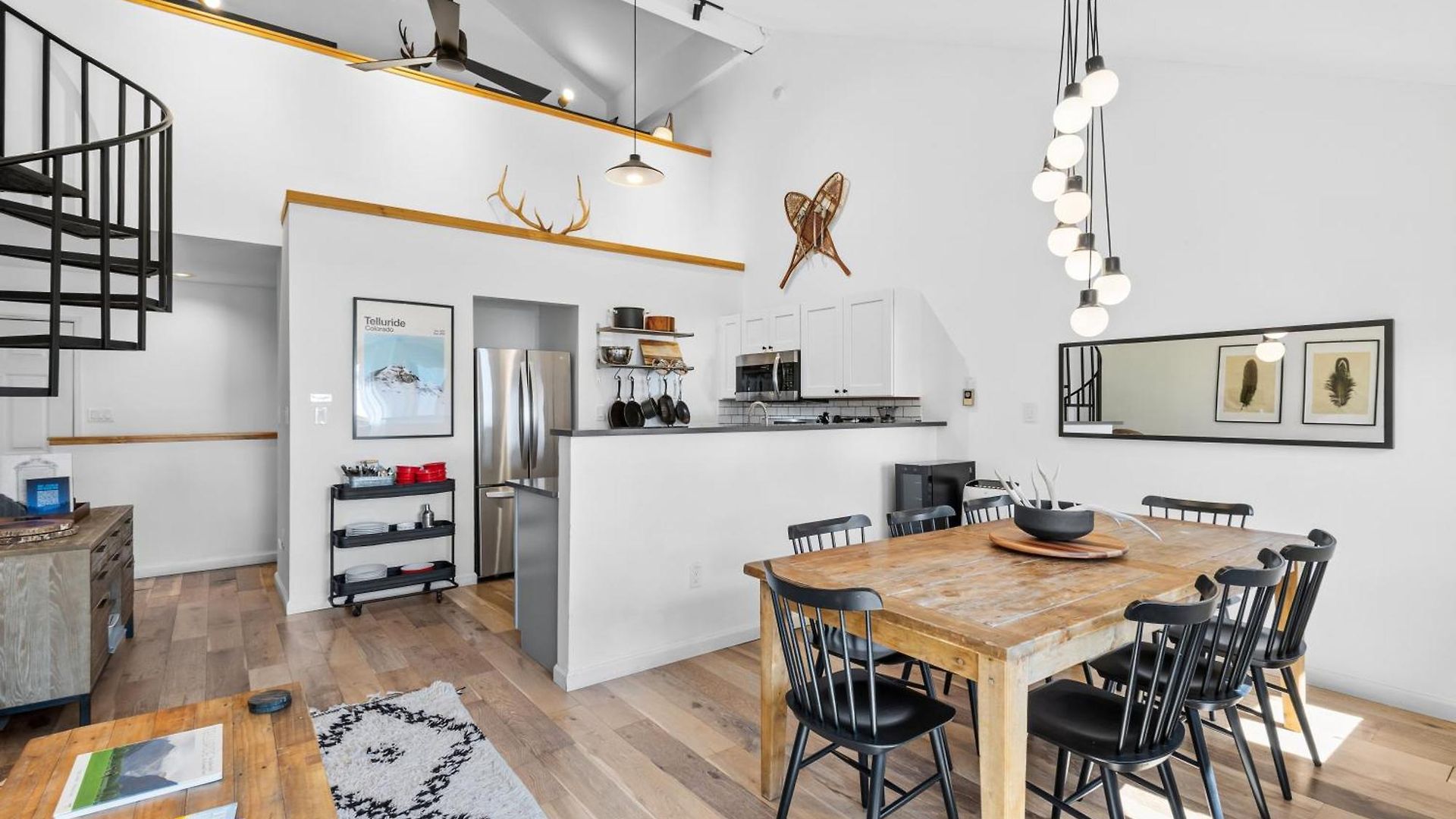 Chic Condo, Short Walk To Lift 7, Covered Parking *