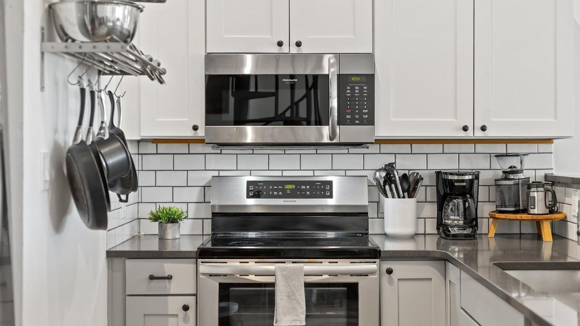 Chic Condo, Short Walk To Lift 7, Covered Parking Apartment *