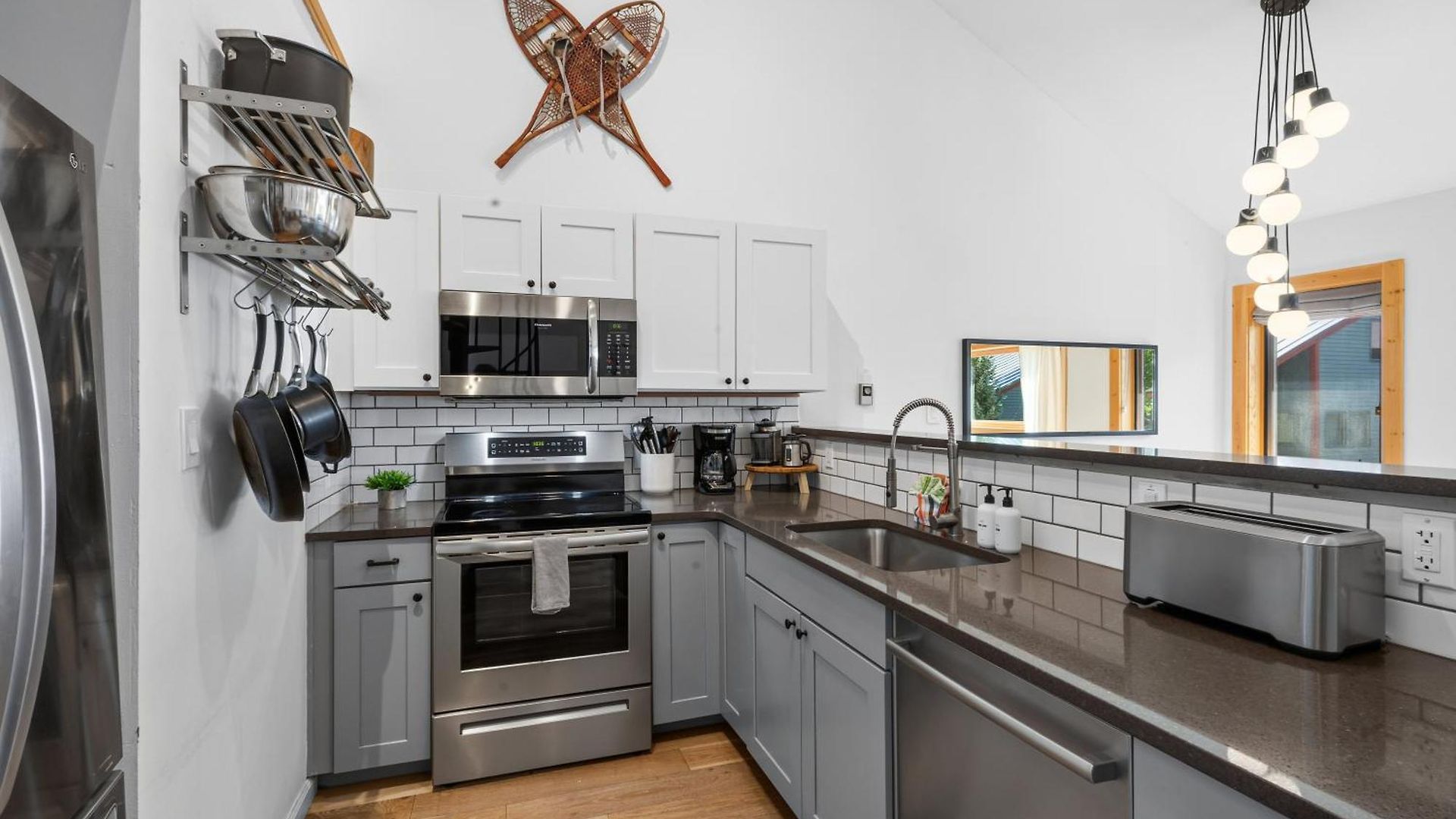 Apartment Chic Condo, Short Walk To Lift 7, Covered Parking *