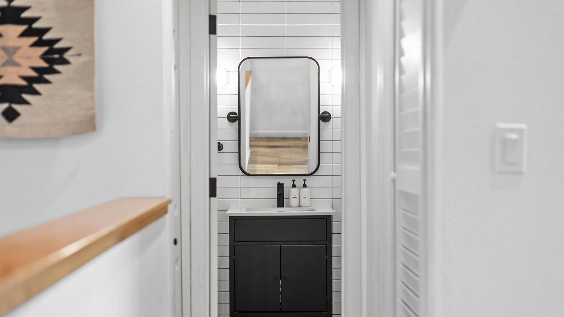 Chic Condo, Short Walk To Lift 7, Covered Parking Apartment *