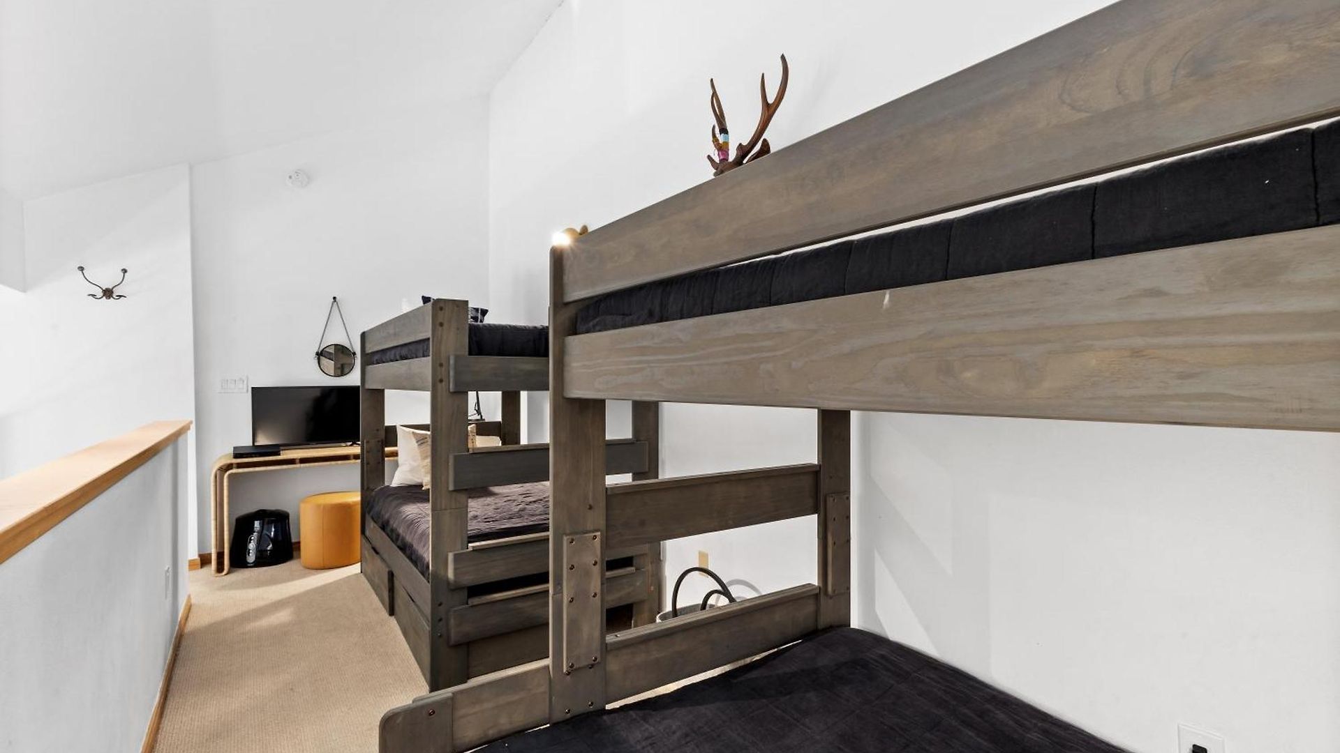 Chic Condo, Short Walk To Lift 7, Covered Parking Apartment *