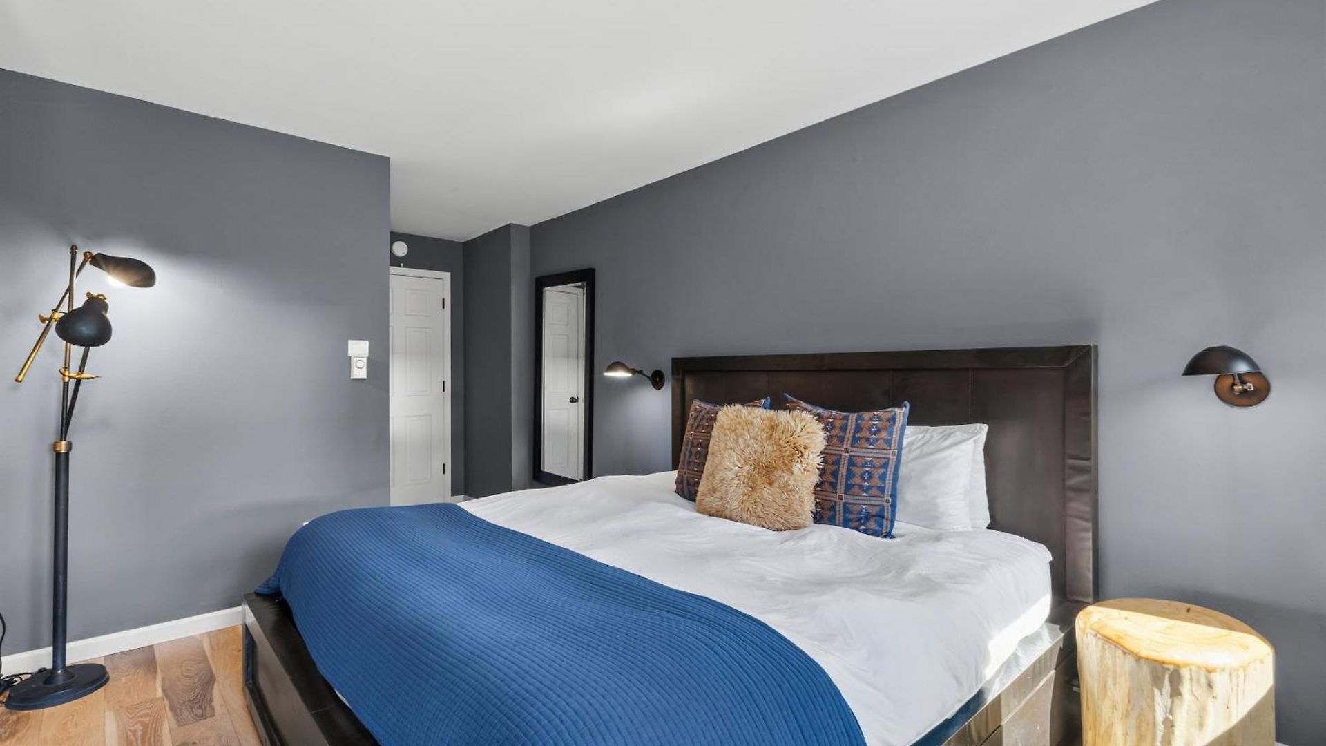 Chic Condo, Short Walk To Lift 7, Covered Parking Apartment