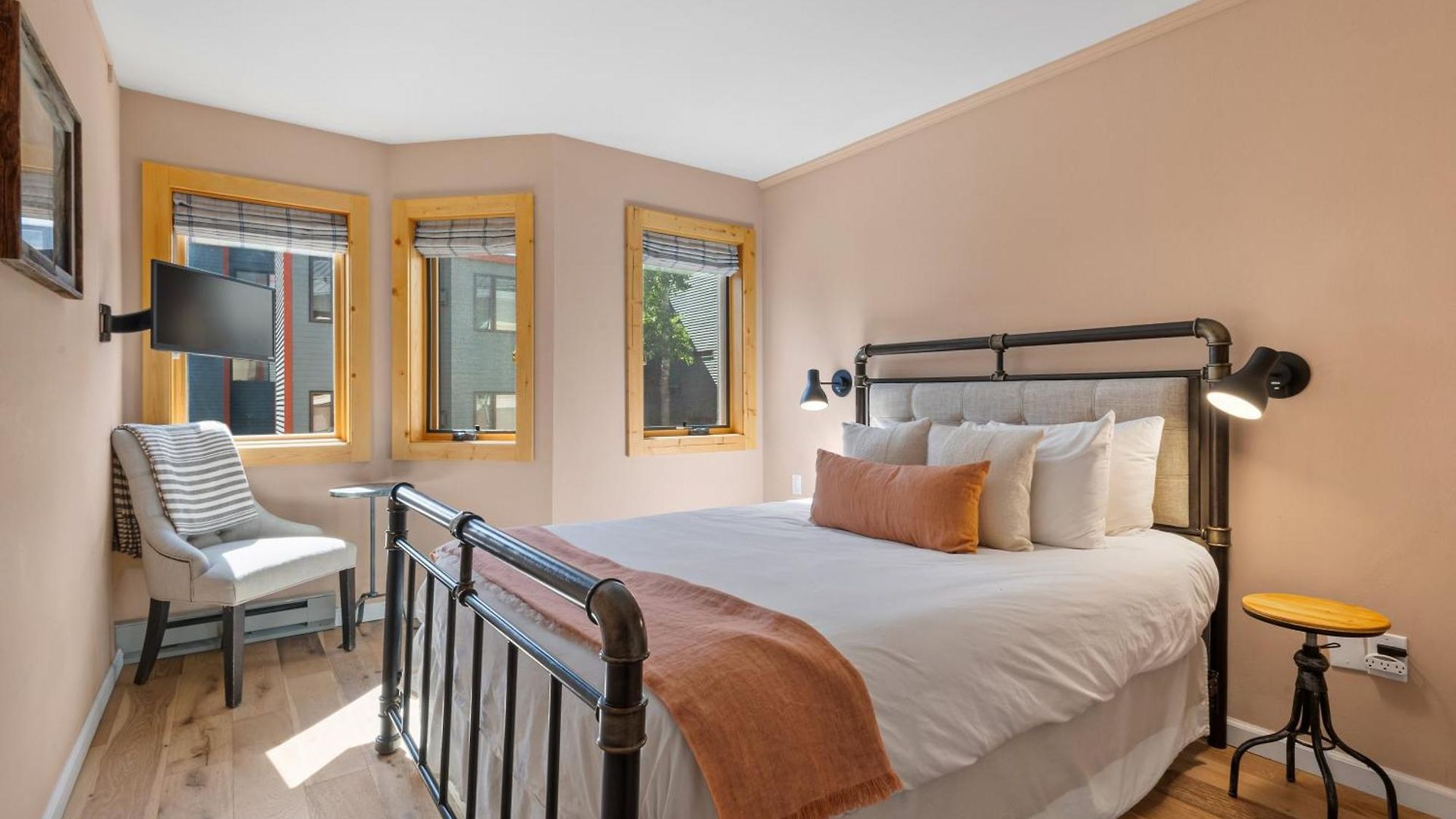 Apartment Chic Condo, Short Walk To Lift 7, Covered Parking *
