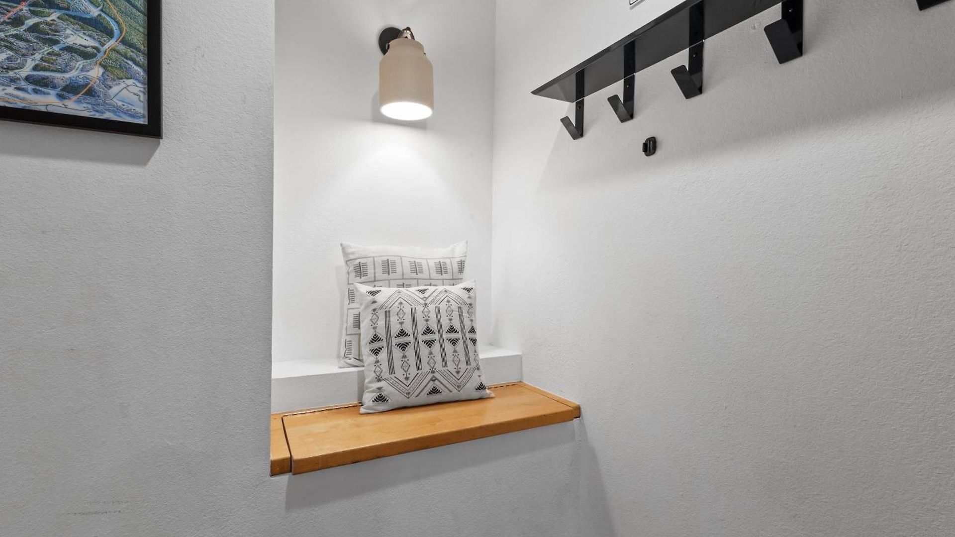 Apartment Chic Condo, Short Walk To Lift 7, Covered Parking *