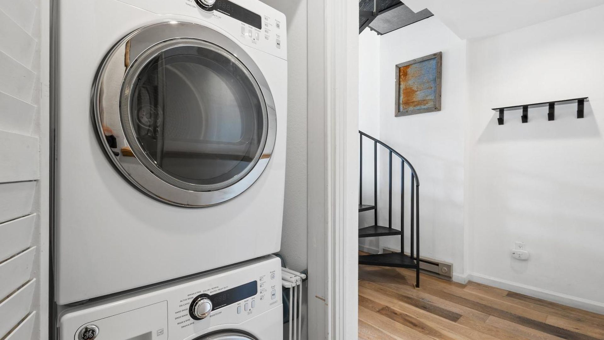 Chic Condo, Short Walk To Lift 7, Covered Parking Apartment *
