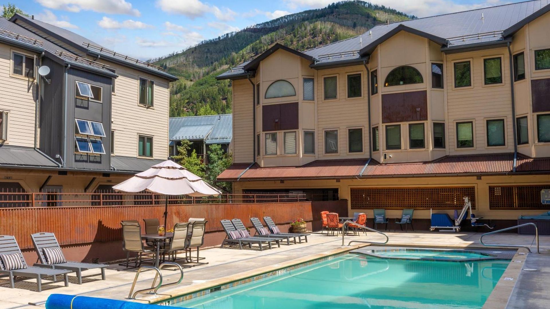 Chic Condo, Short Walk To Lift 7, Covered Parking *