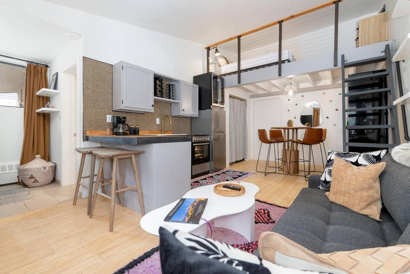 Vibrant W Hot Tub Apartment