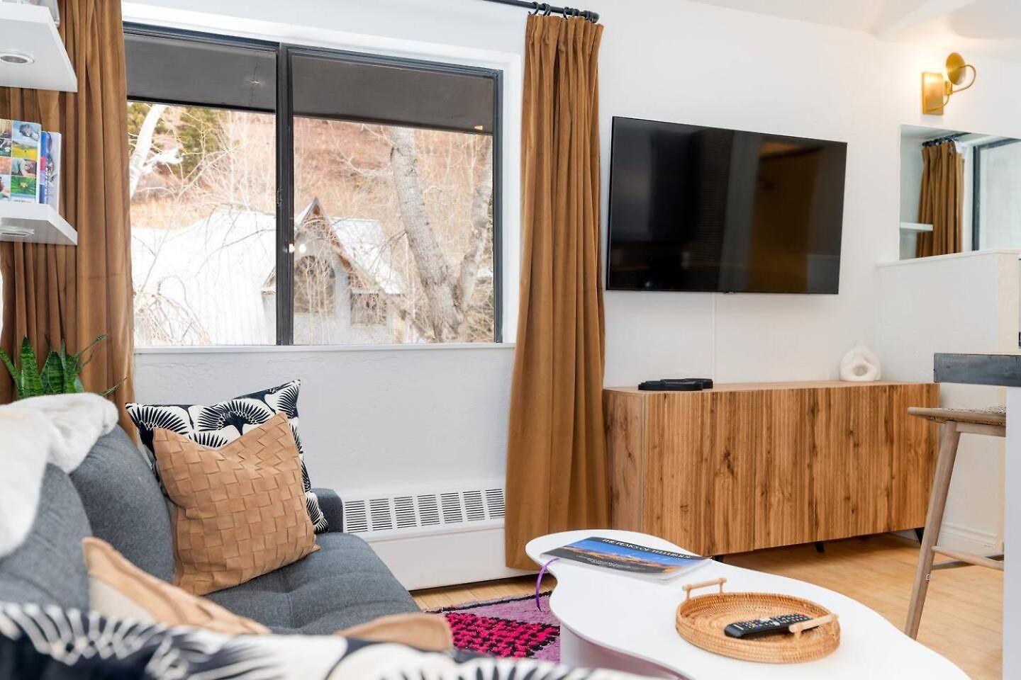 Vibrant W Hot Tub Apartment