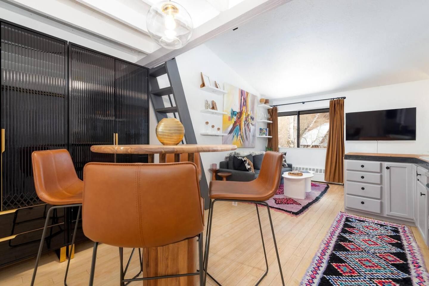Apartment Vibrant W Hot Tub