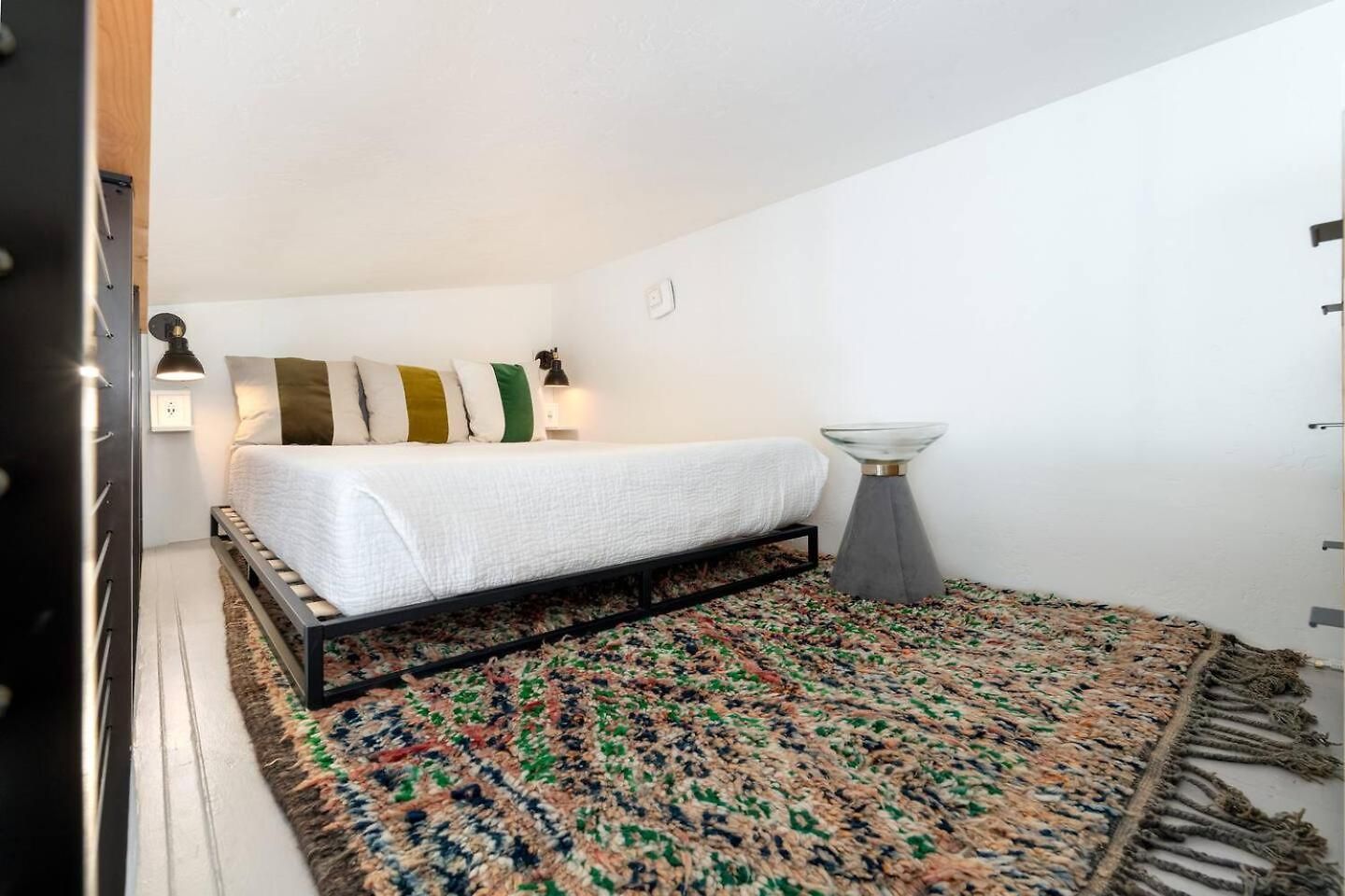 Vibrant W Hot Tub Apartment