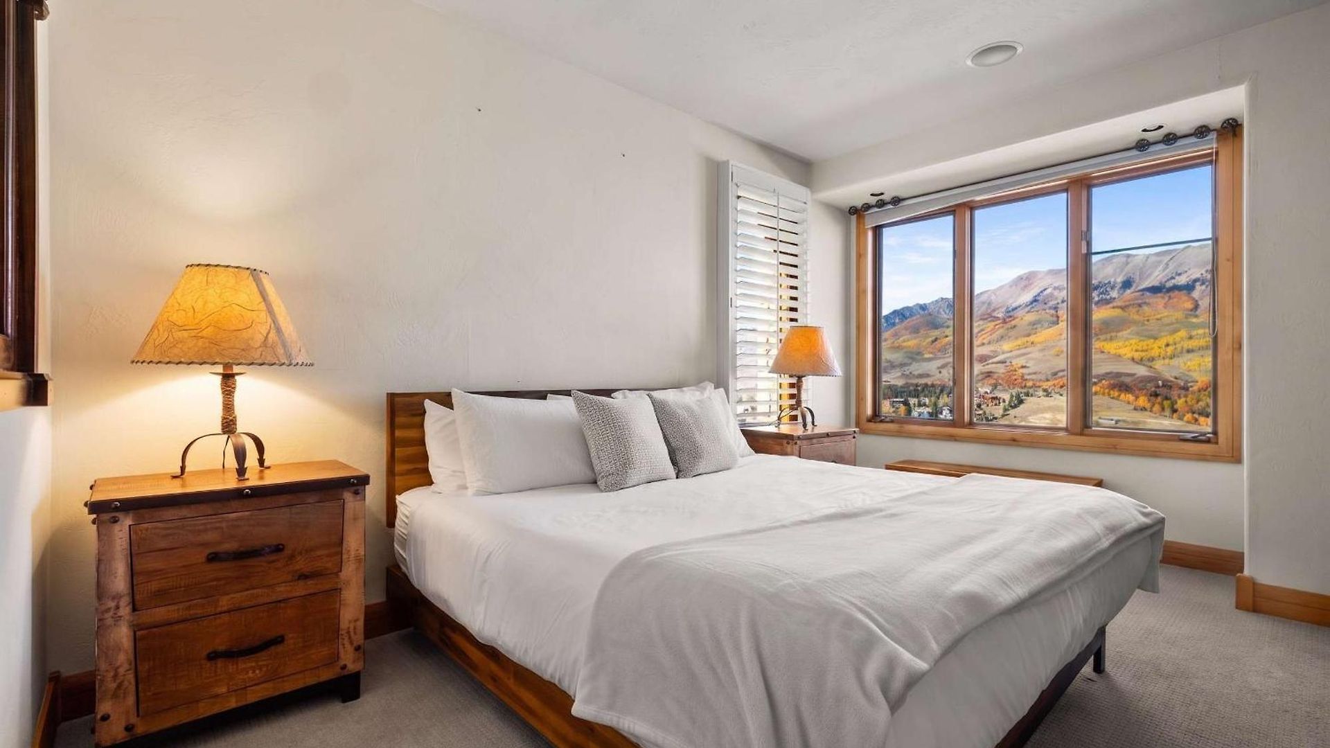 Mountain Village Retreat - Steam Shower & Views *
