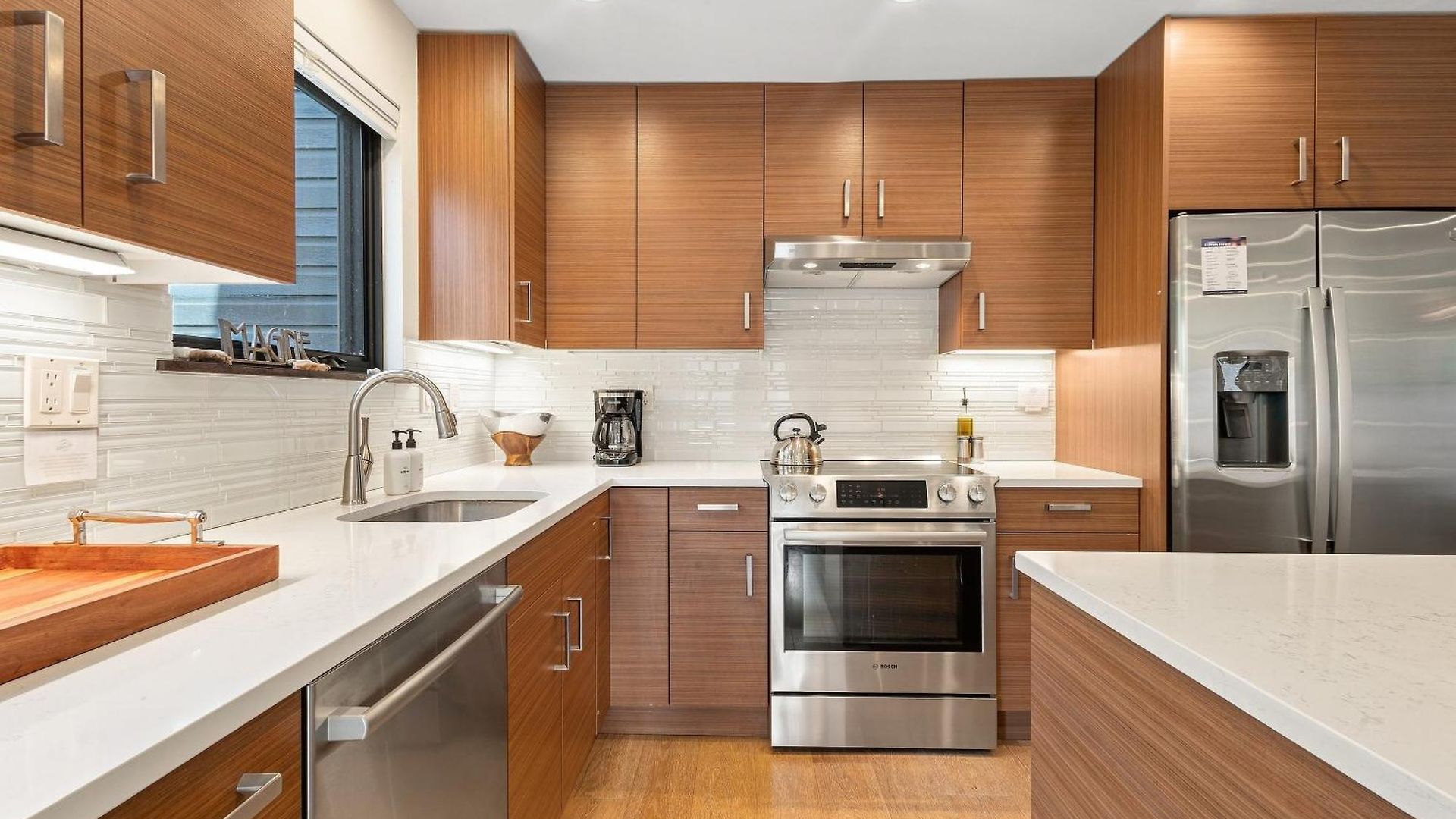 Big & Bright Hidden Gem With Garage, Hot Tub, Lux Kitchen Apartment *