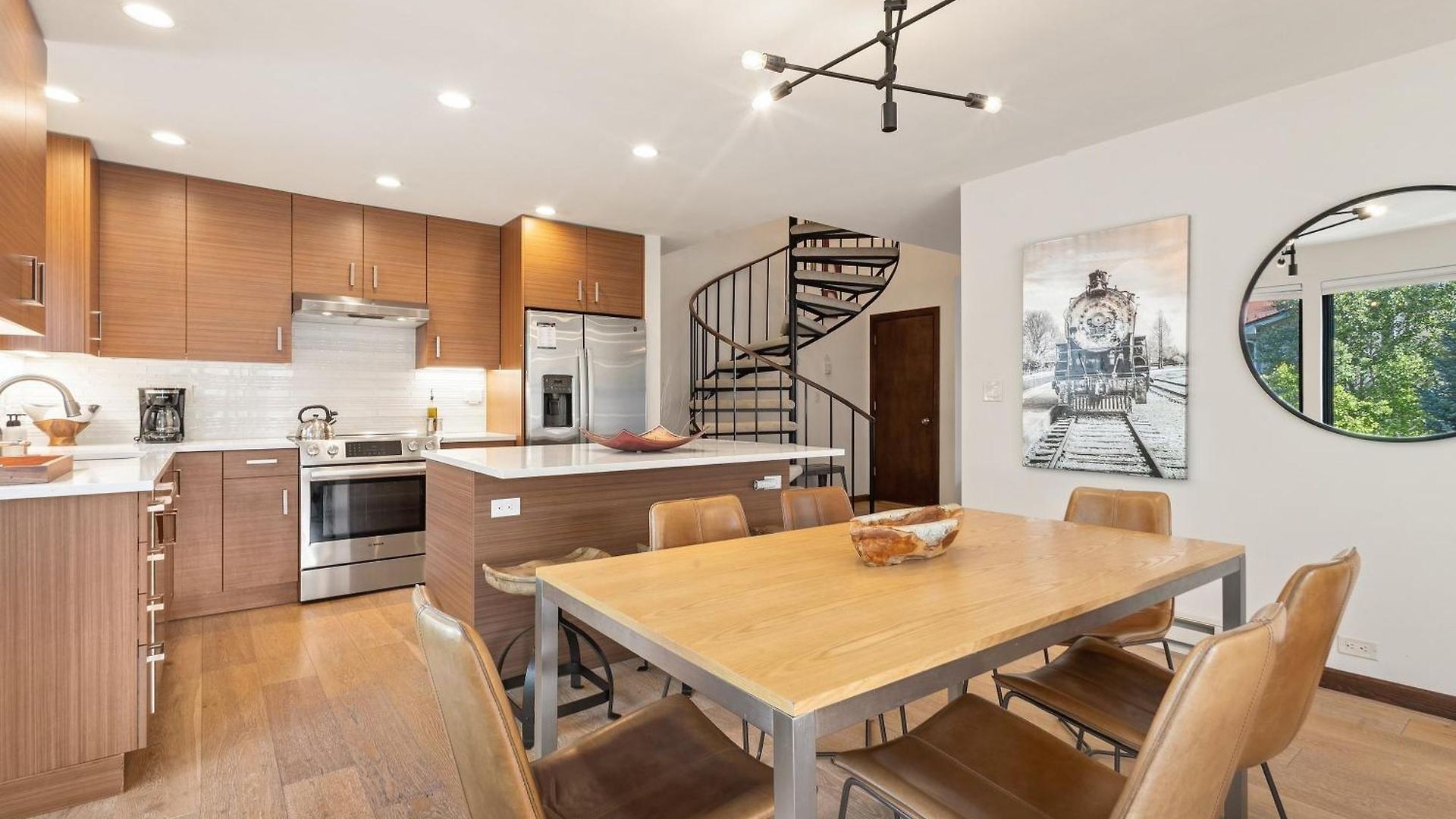 Big & Bright Hidden Gem With Garage, Hot Tub, Lux Kitchen Apartment