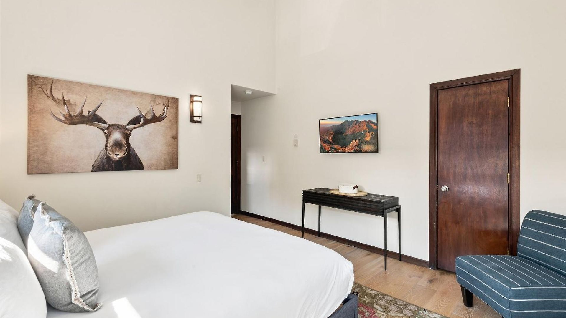 Big & Bright Hidden Gem With Garage, Hot Tub, Lux Kitchen