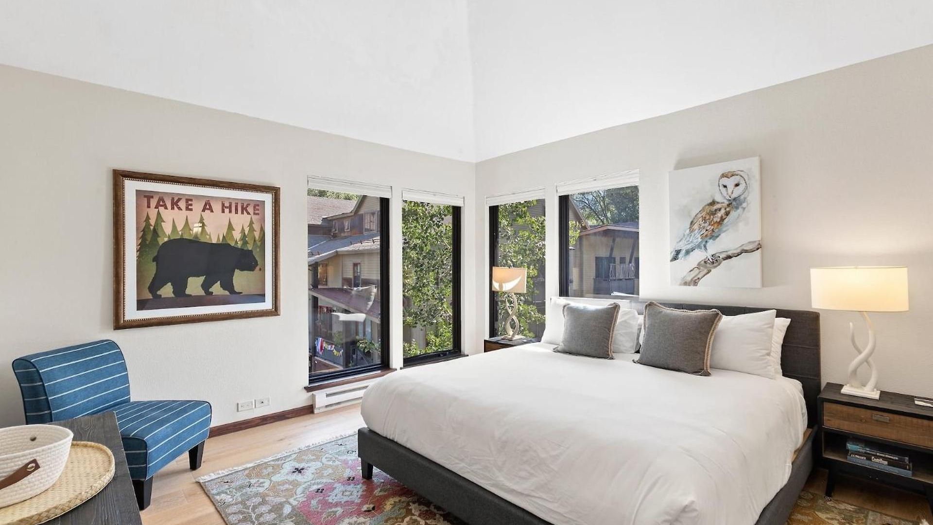 Big & Bright Hidden Gem With Garage, Hot Tub, Lux Kitchen Apartment