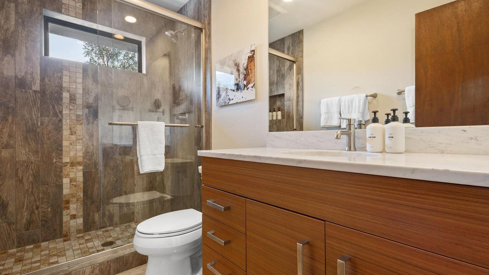 Big & Bright Hidden Gem With Garage, Hot Tub, Lux Kitchen Apartment