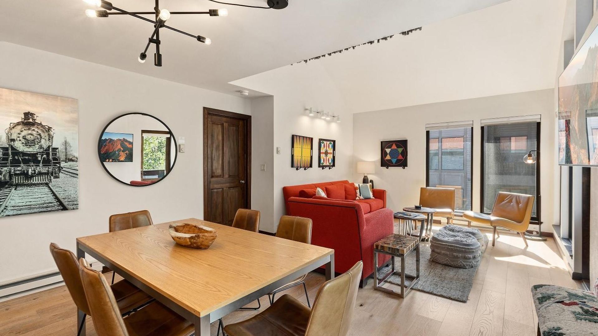 Big & Bright Hidden Gem With Garage, Hot Tub, Lux Kitchen Apartment *