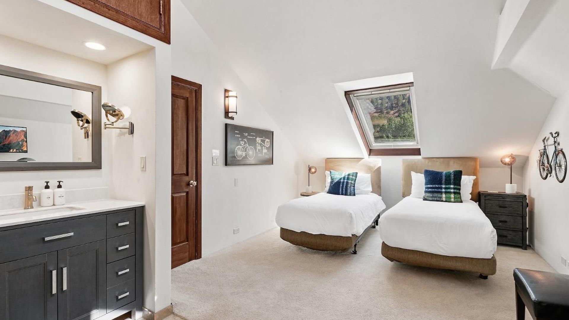 Big & Bright Hidden Gem With Garage, Hot Tub, Lux Kitchen * Telluride