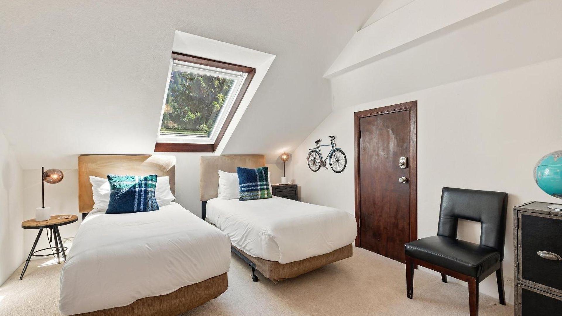 Big & Bright Hidden Gem With Garage, Hot Tub, Lux Kitchen Apartment