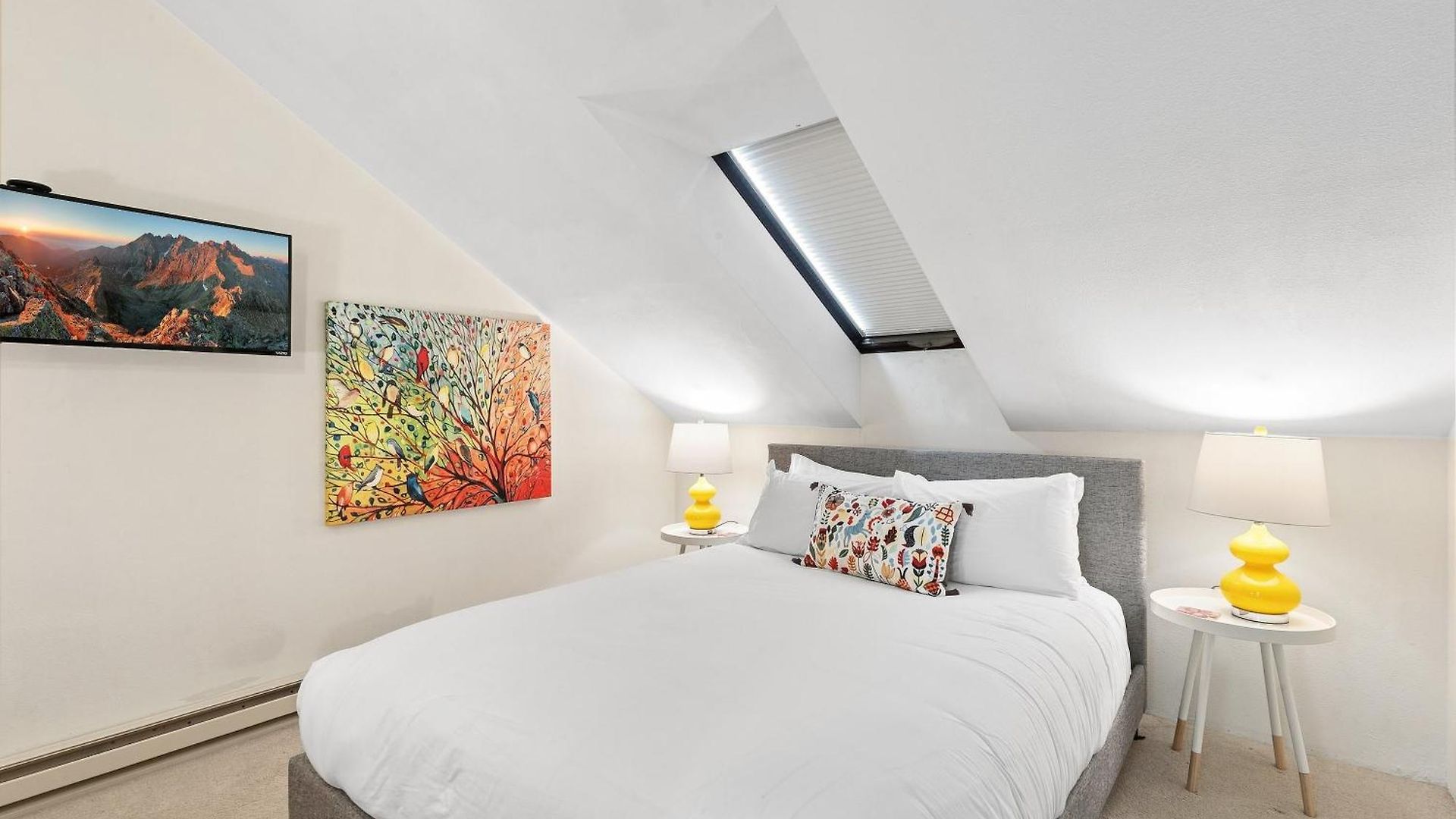 Big & Bright Hidden Gem With Garage, Hot Tub, Lux Kitchen Apartment