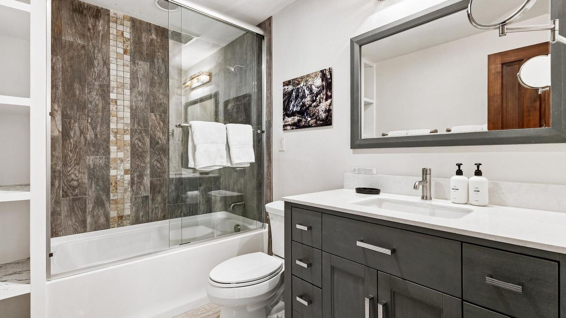 Big & Bright Hidden Gem With Garage, Hot Tub, Lux Kitchen Apartment