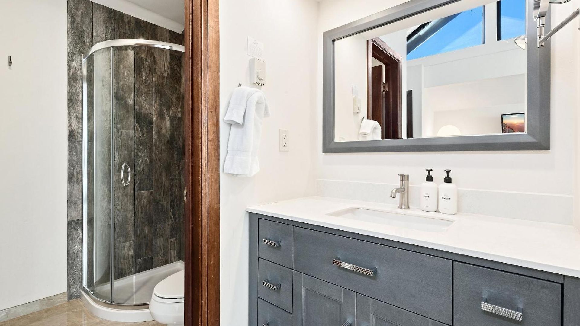 Apartment Big & Bright Hidden Gem With Garage, Hot Tub, Lux Kitchen
