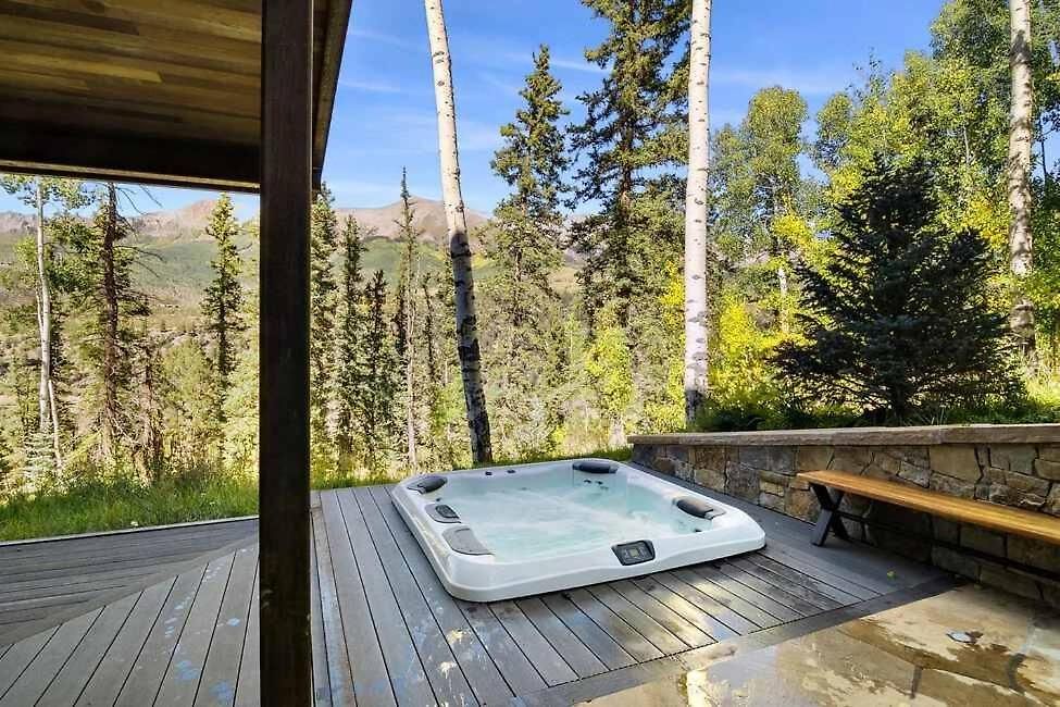 Luxe Oasis - Hot Tub & Deck & Views Holiday home *