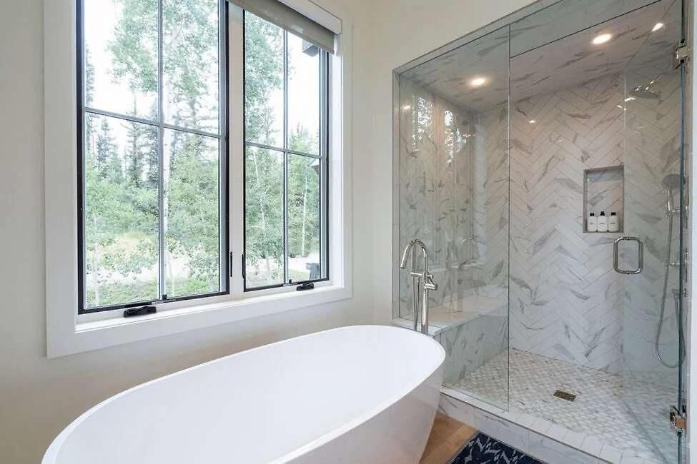 Luxe Oasis - Hot Tub & Deck & Views *