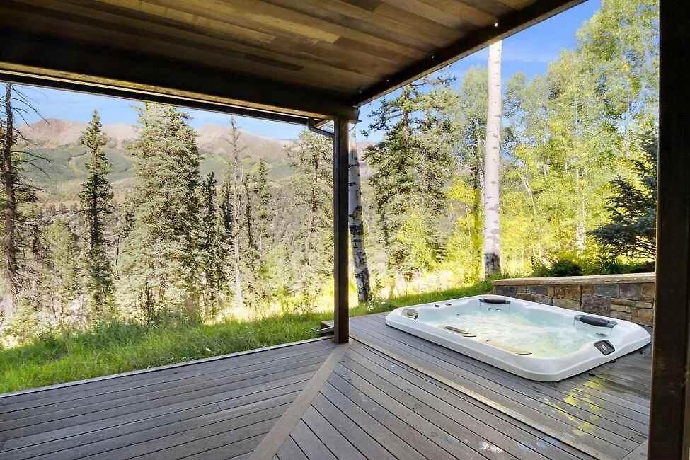 Luxe Oasis - Hot Tub & Deck & Views Holiday home