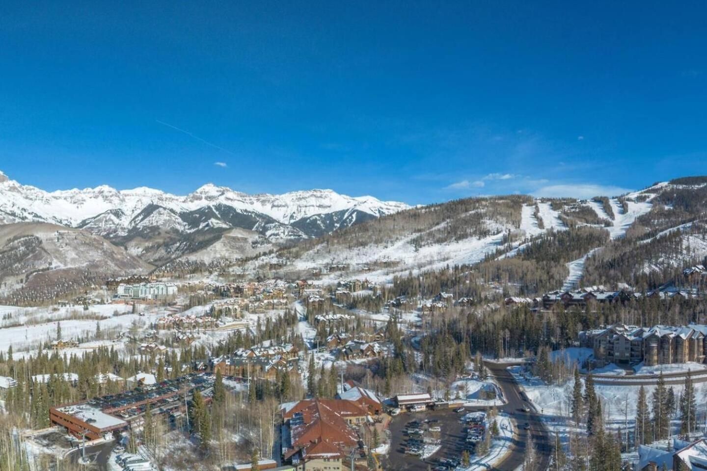 Elegant 4-bedroom Penthouse Above Mountain Village