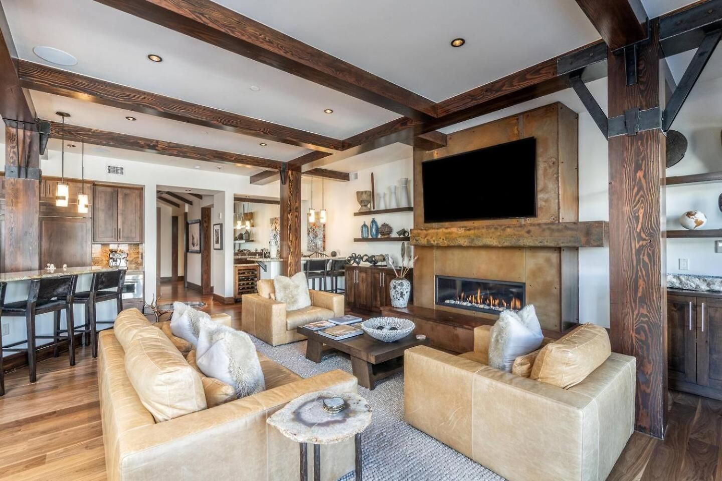 Elegant 4-bedroom Penthouse Above Mountain Village Apartment *