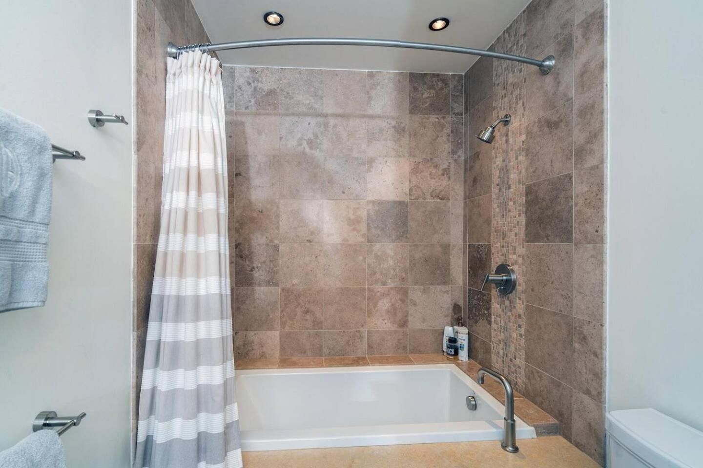 Elegant 4-bedroom Penthouse Above Mountain Village *