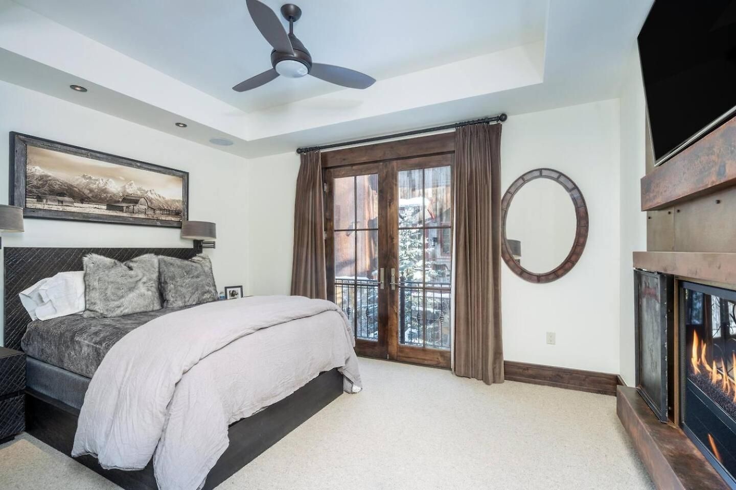 Elegant 4-bedroom Penthouse Above Mountain Village * Telluride