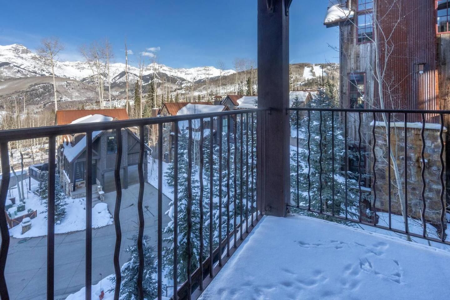 Elegant 4-bedroom Penthouse Above Mountain Village *