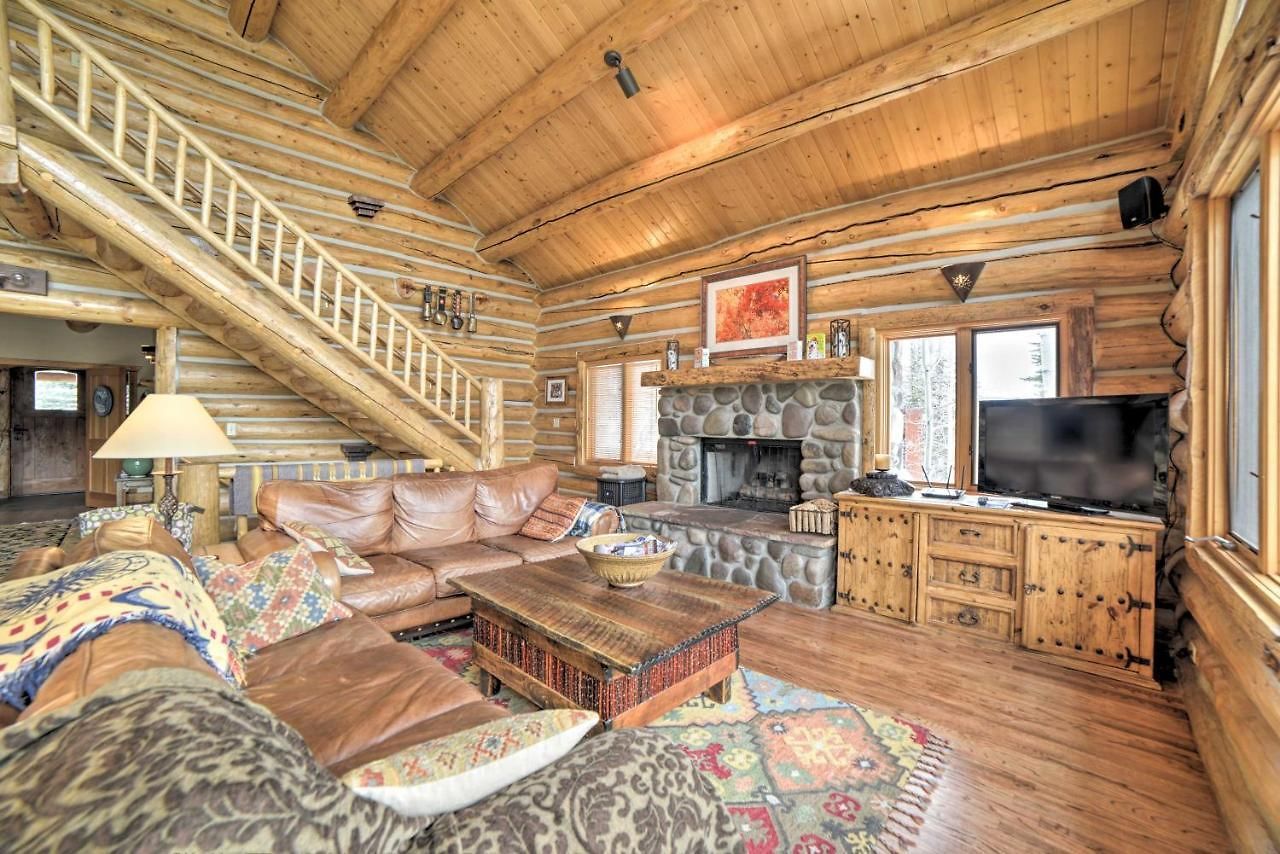 Ski-in/ski-out W/ Deck & Hot Tub! *