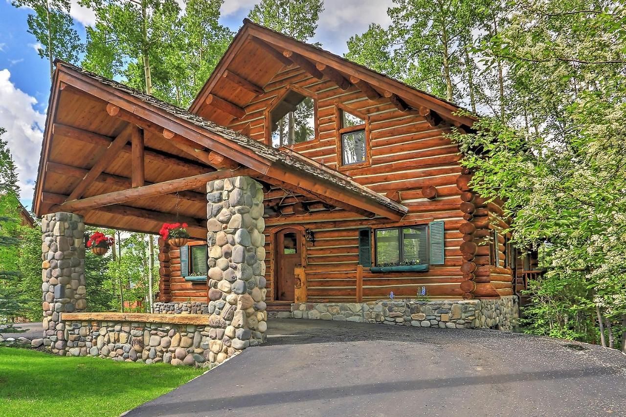 Ski-in/ski-out W/ Deck & Hot Tub! *
