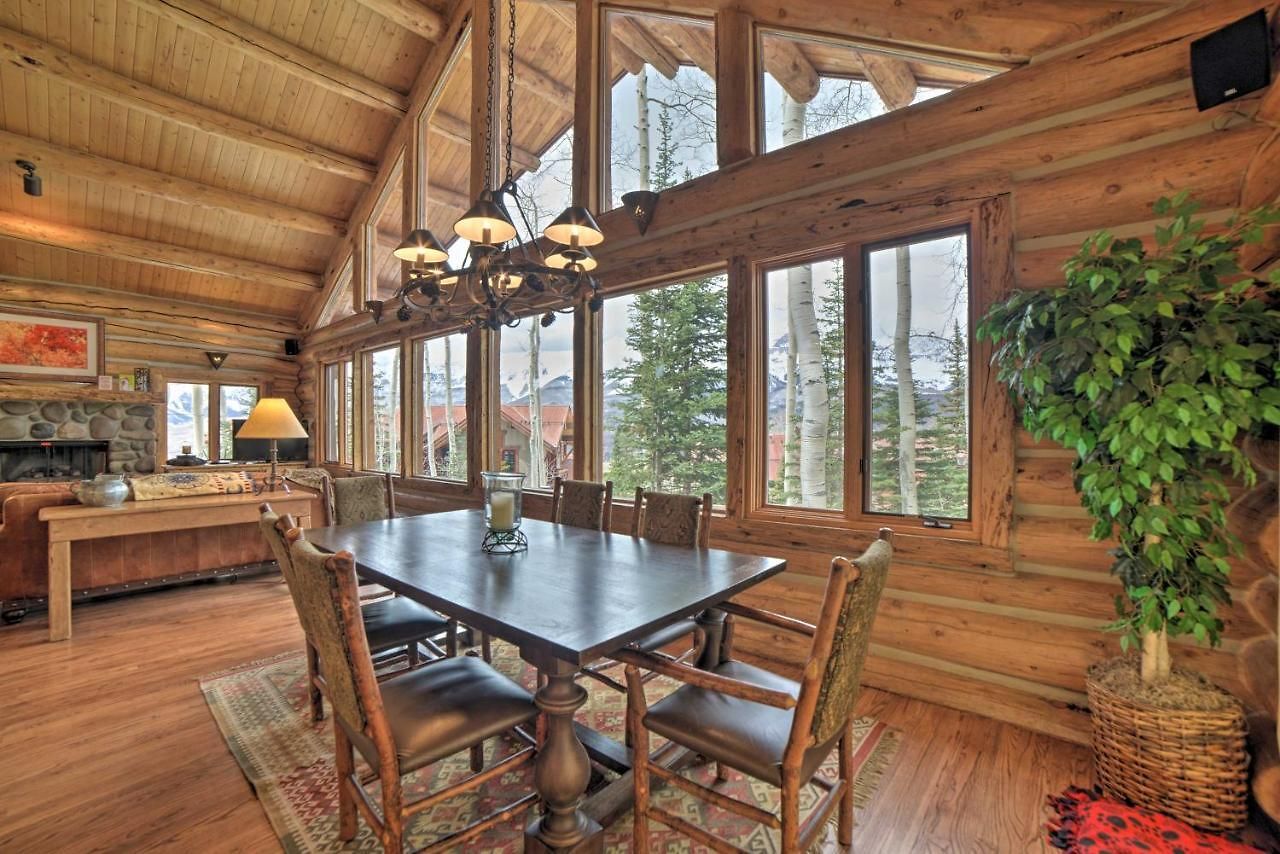 Ski-in/ski-out W/ Deck & Hot Tub! *