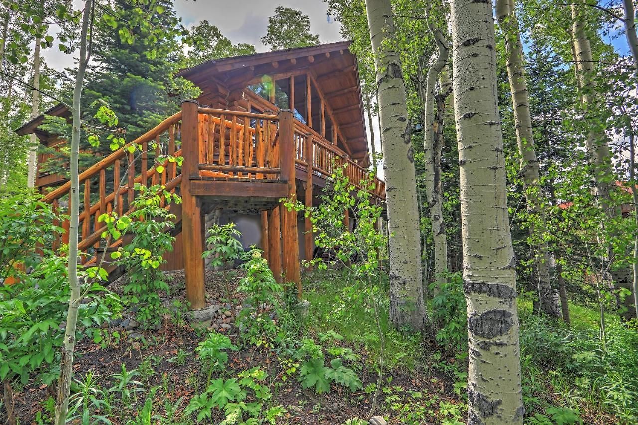 Ski-in/ski-out W/ Deck & Hot Tub! Telluride
