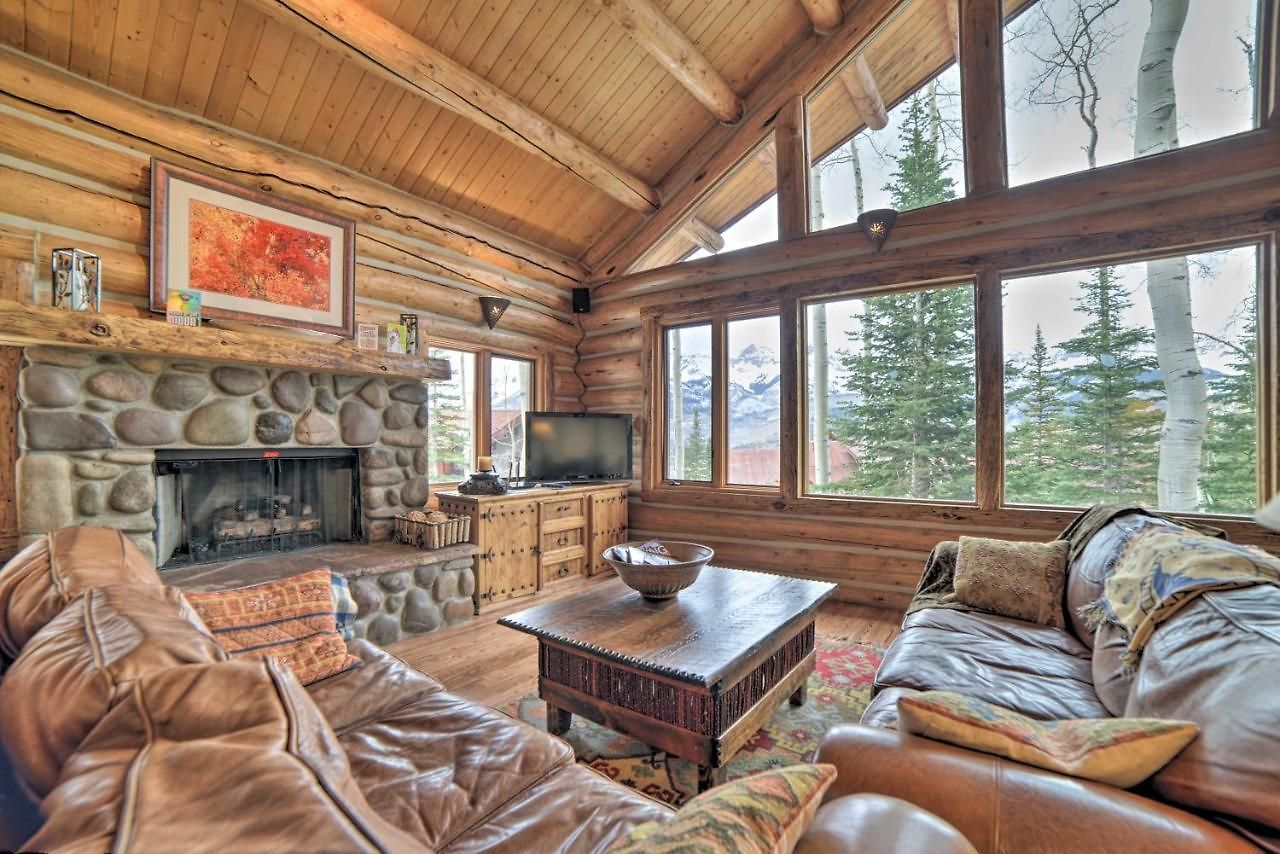 Ski-in/ski-out W/ Deck & Hot Tub! Holiday home *