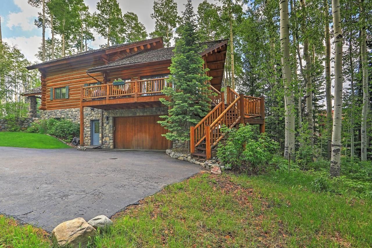 Ski-in/ski-out W/ Deck & Hot Tub! Holiday home *