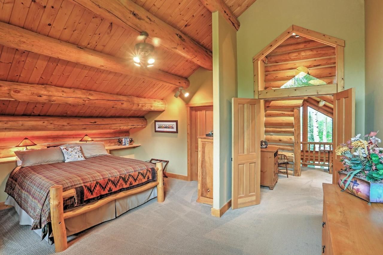Ski-in/ski-out W/ Deck & Hot Tub! * Telluride