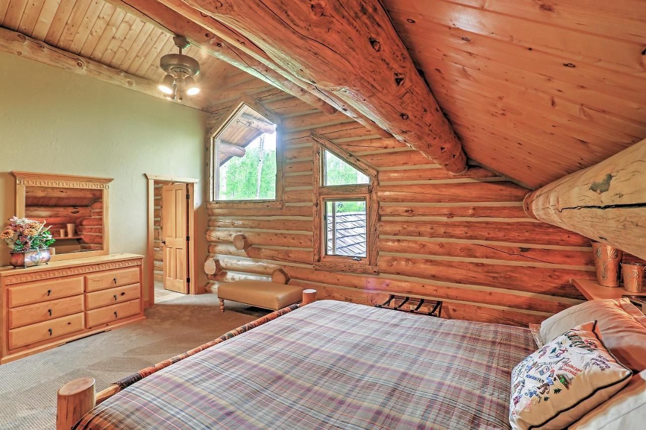 Ski-in/ski-out W/ Deck & Hot Tub! *