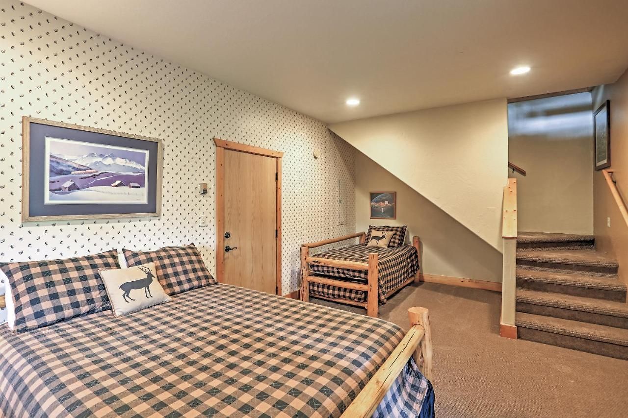Holiday home Ski-in/ski-out W/ Deck & Hot Tub!