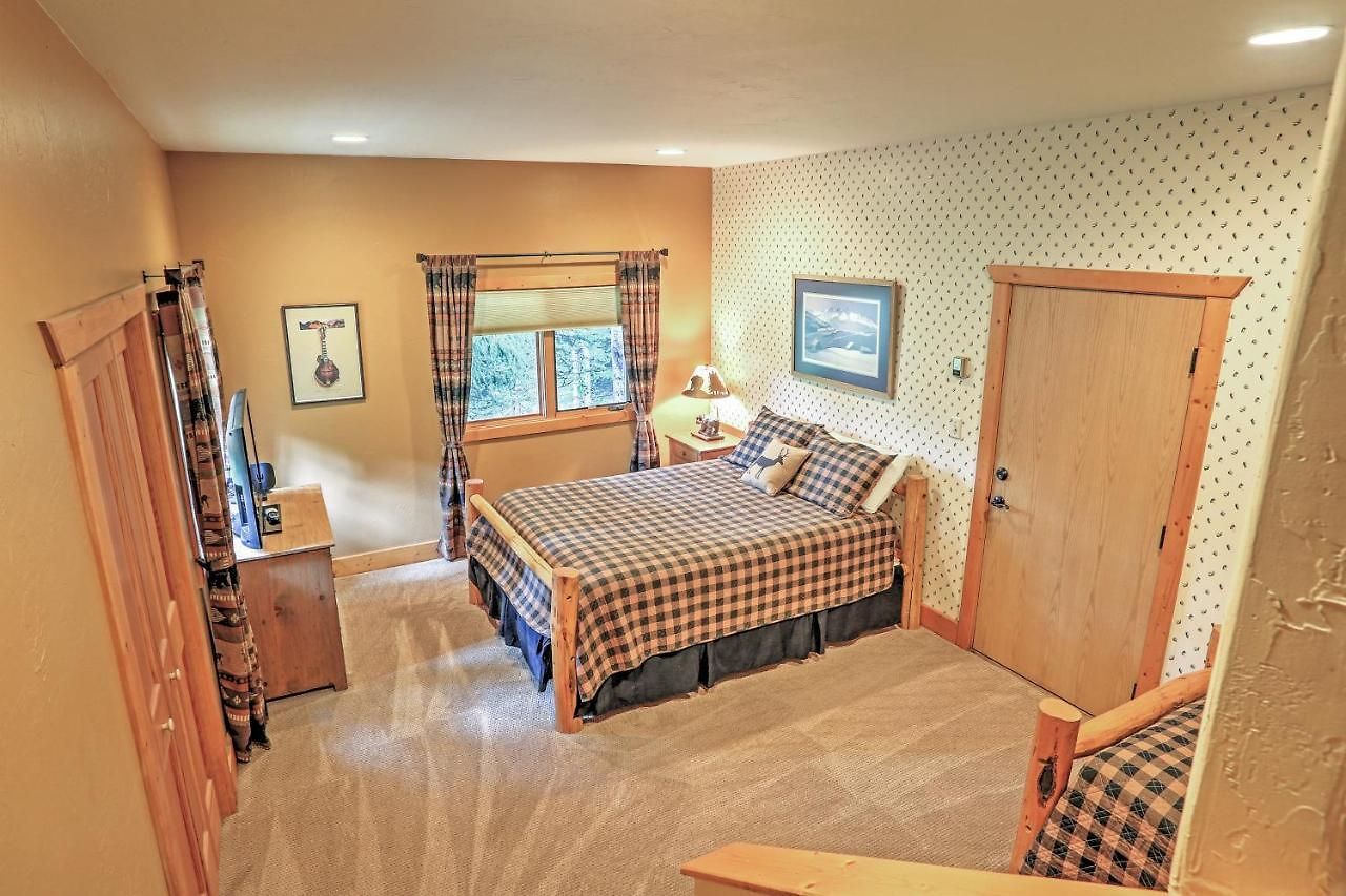 Ski-in/ski-out W/ Deck & Hot Tub! Holiday home